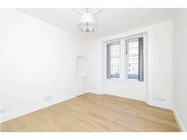 2 Bedroom Flat for Sale - Modern, Convenient Location