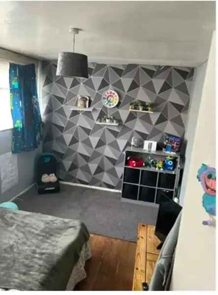 2 Large Bedroom House Near Shops and Schools