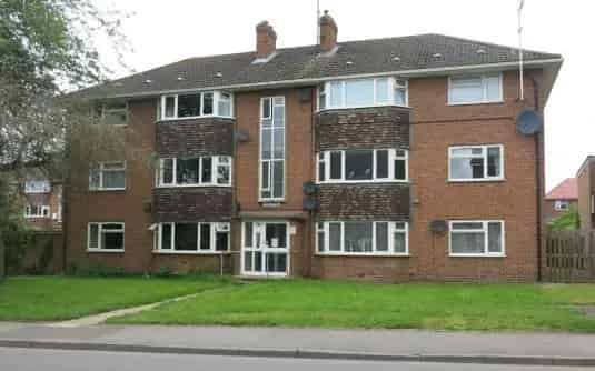 2nd Floor Flat 2 Large Bedrooms Storage Garden