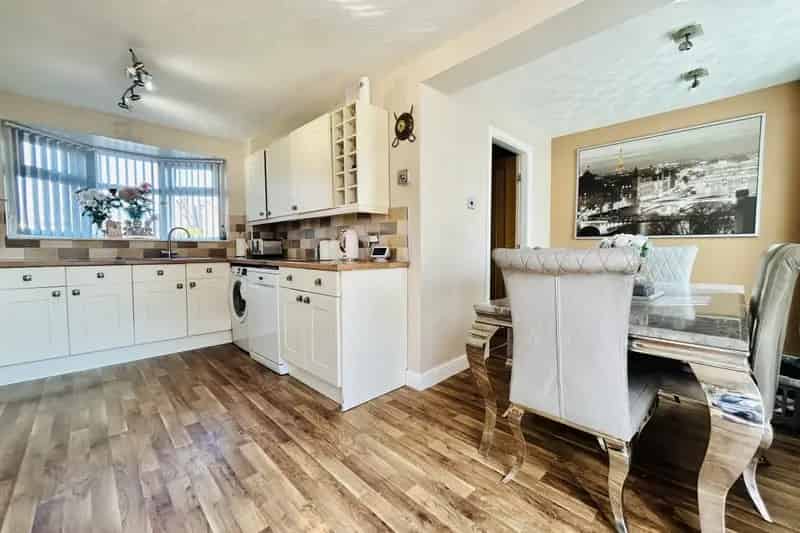 4 Bedroom Semi-Detached House with Garden and Parking