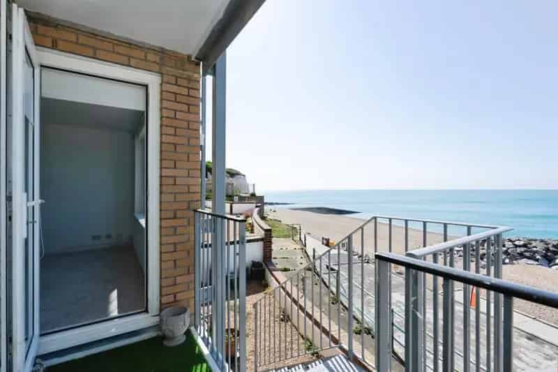 2 Bedroom Ground Floor Flat Sea Views For Sale