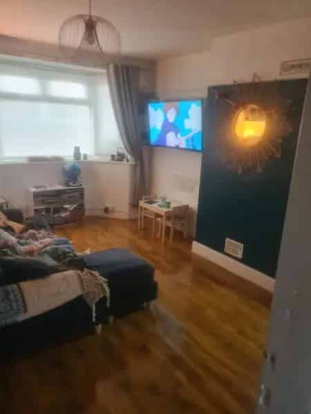 3 Bed Semi Detached House Big Garden Quiet Parking