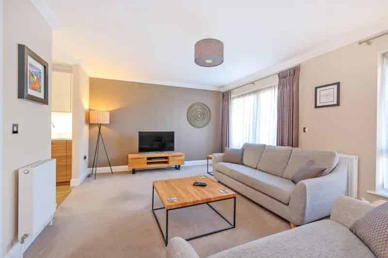 Executive 4-Bedroom Townhouse Stoneywood Garage Modern Decor