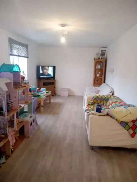 Flat For Rent in Wealden, England