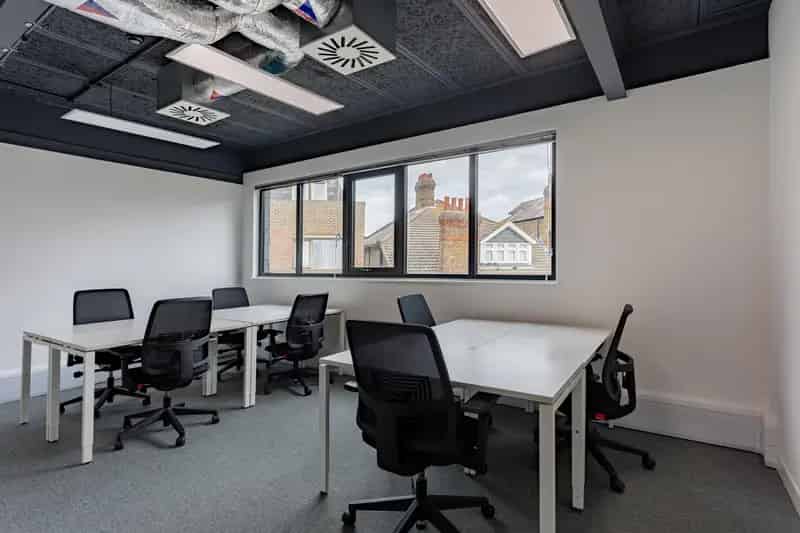 Modern Open Plan Office Space for 21 Employees in Hampton Wick