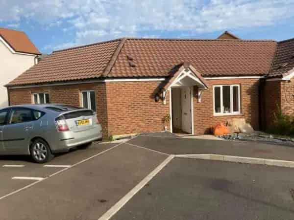 2 Bedroom Bungalow Near Park and Shops