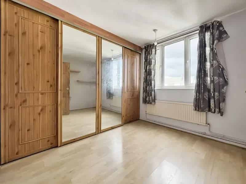 1 Bedroom Flat for Sale London E13 - Renovation Opportunity