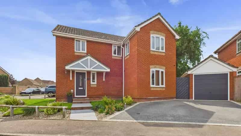 4 Bedroom Detached House For Sale in Bury St Edmunds