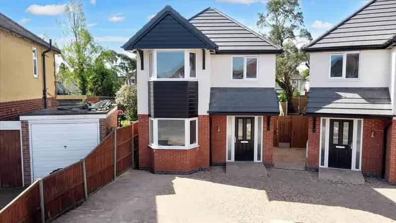 3 Bedroom Detached House For Sale