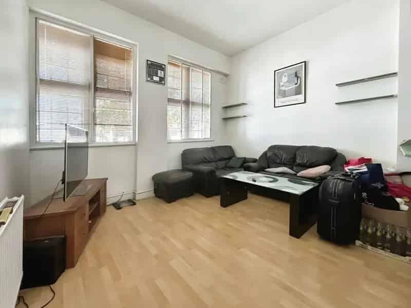 1 Bedroom Flat for Sale London E13 First Time Buyers High Ceilings