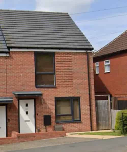 Large 2-Bed House Near Schools and Transport