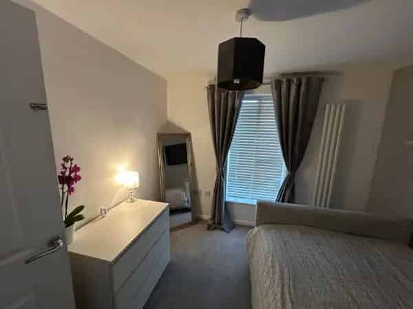 Spacious Two Bedroom Flat Near Train Station