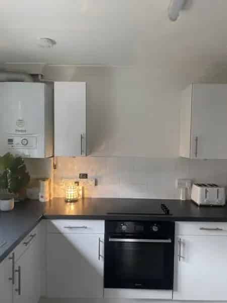 5 Bed Semi Detached House Large Garden Private Driveway