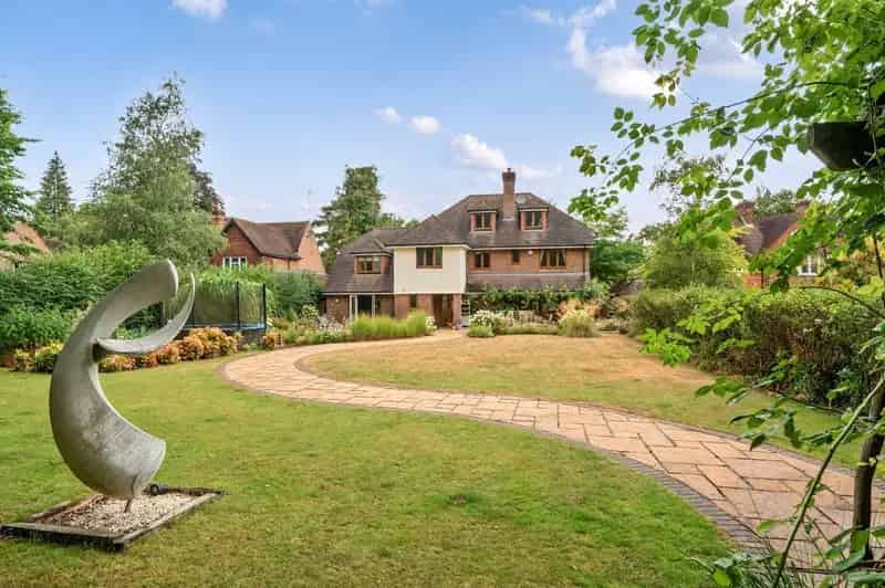 6 Bedroom Detached House Beaconsfield