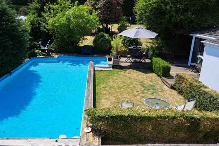 Spacious Four-Bedroom Bungalow with Swimming Pool