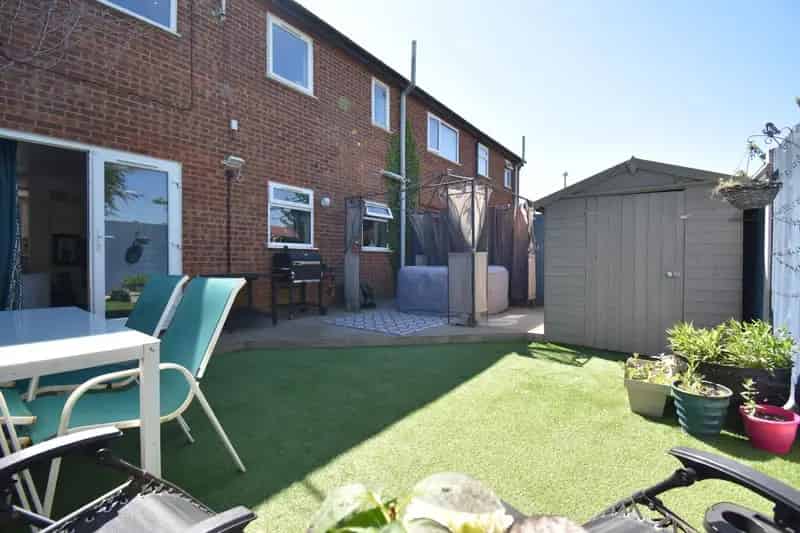 2 Bed House for Sale Near Shops and Amenities