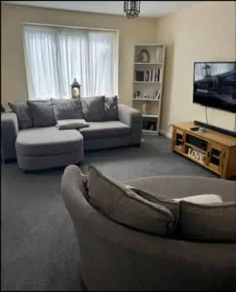 Large 2-Bedroom Flat with Communal Gardens and Parking