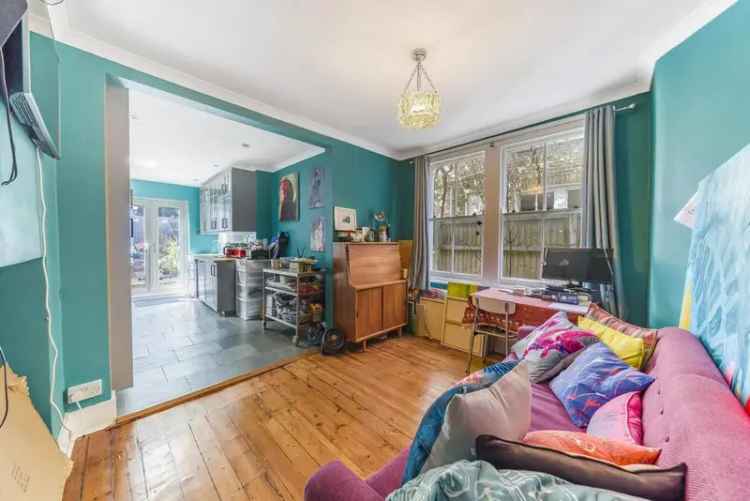 Flat For Sale in London, England