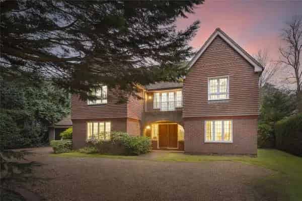 Beautiful Detached Family Home in West Byfleet