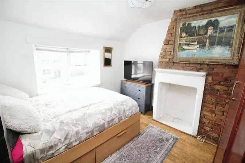 1 Bed Grade II Listed Cottage Eccleshill Village