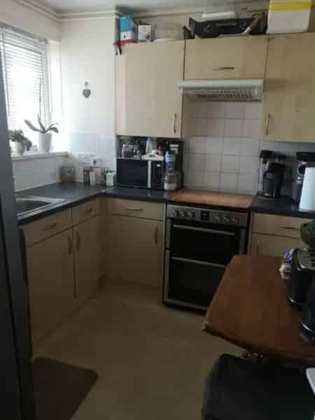 2 Bedroom First Floor Flat Near Shops and Theatre