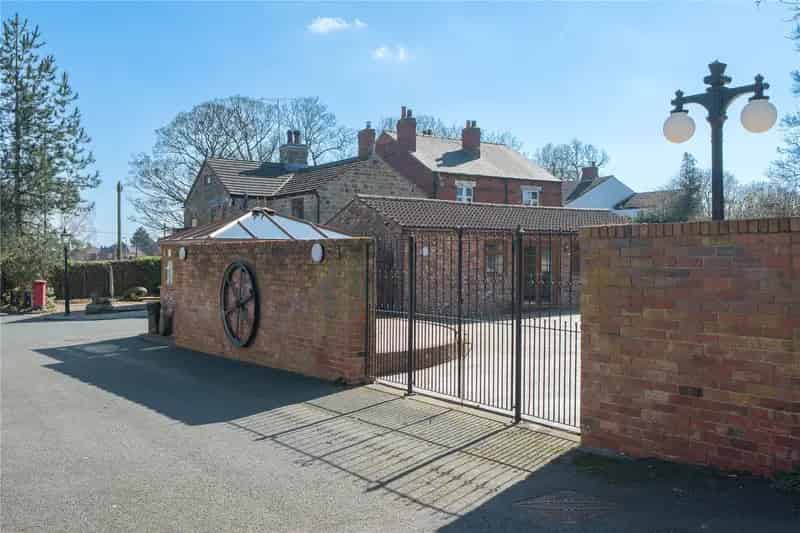 1700s Character Home: 4 Beds, Annex, Courtyard Garden