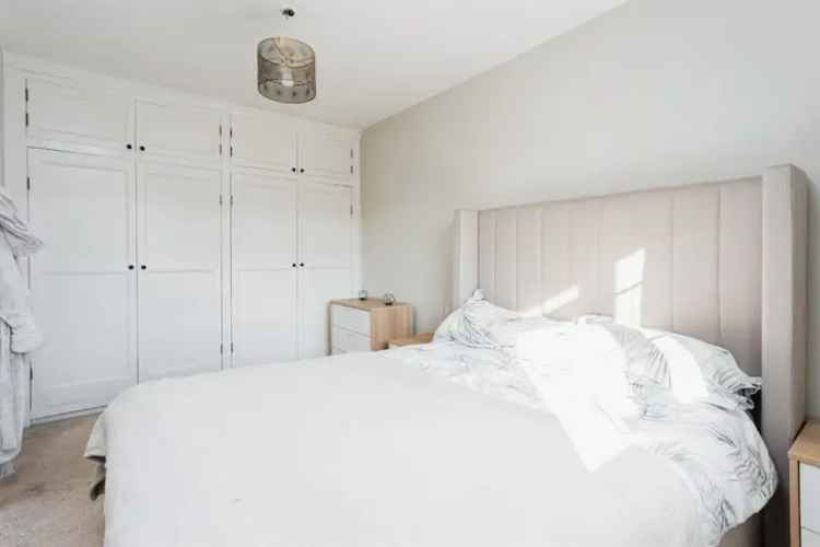 3-Bedroom House with Modern Kitchen and Landscaped Garden