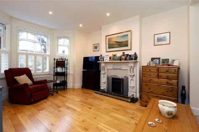 Semi Detached House for Sale in Wimbledon SW20