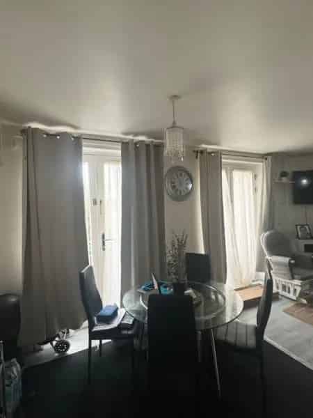 Spacious 2-Bed Ground Floor Flat with 2 Patios and Gardens