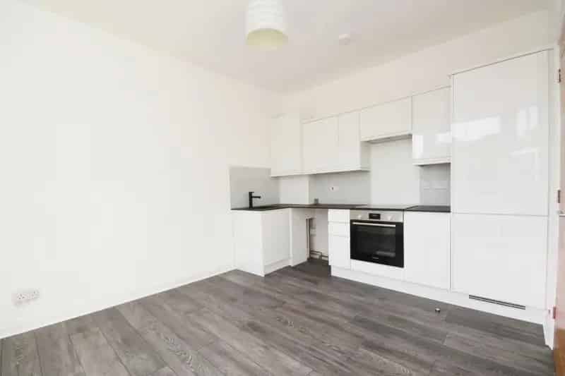 2 Bedroom Flat for Sale near Brentwood Train Station
