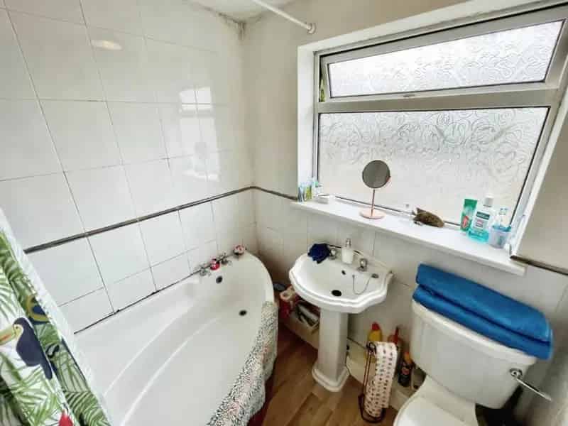 3 Bed Semi-Detached House For Sale - Modernisation Opportunity