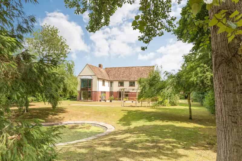 Architect-Designed Home 4 Bedrooms 1.87 Acres West-Facing Garden