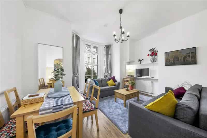 2 Bedroom Flat London - High Ceilings, Bay Window, Fitted Kitchen
