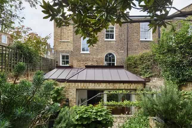Semi-Detached House for Sale in London N1