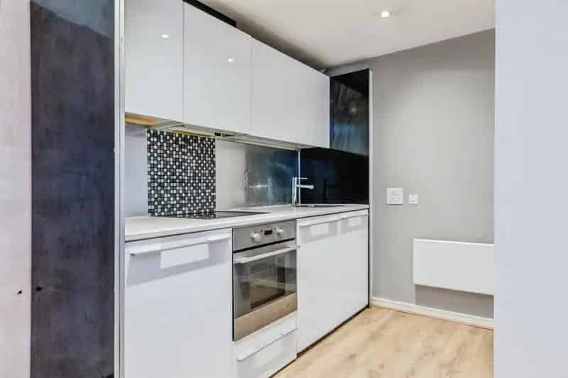 3 Bedroom Apartment for Sale with Roof Track and Terrace