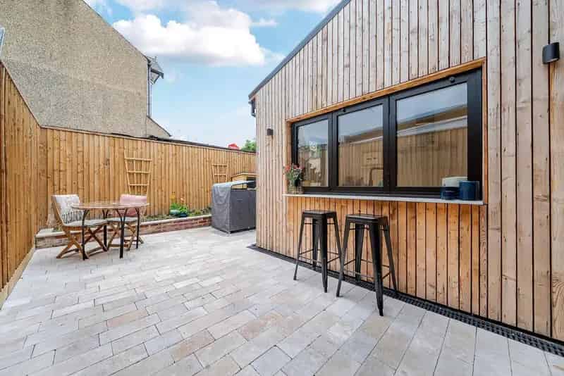 Three Bedroom End Terrace House Near Tooting Stations