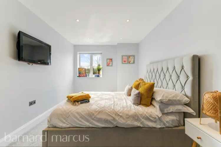 Fair Oak House: 2-Bed Tudor Home with Open-Plan Kitchen and Balcony