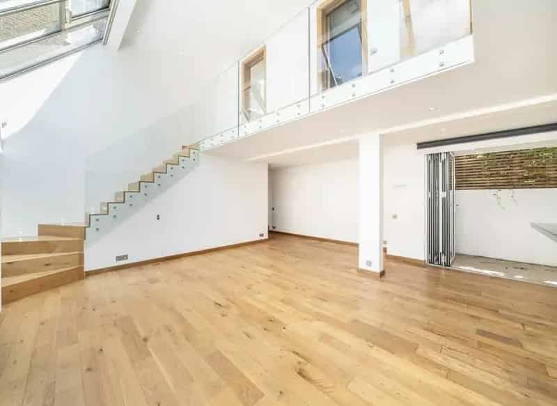 Former Artist's Studio  2 Bedrooms Huge Open Plan Modern Kitchen Patio Garden