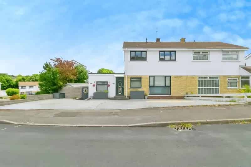 3 Bedroom Semi Detached House Larger Driveway Corner Plot Converted Garage