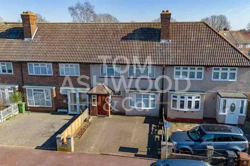3 Bedroom House for Sale Barking Leftley Estate
