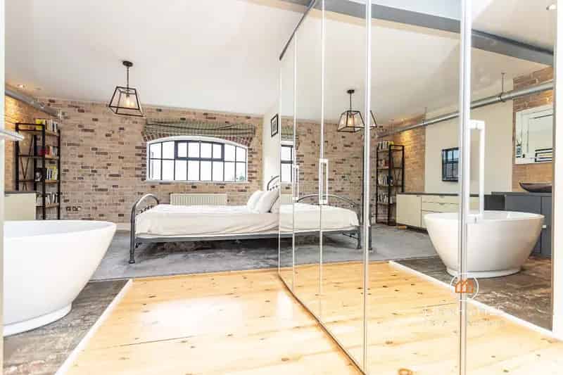 2 bed flat for sale