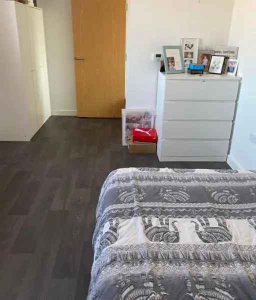 Spacious 2-Bedroom Flat Near Train Station and Coop