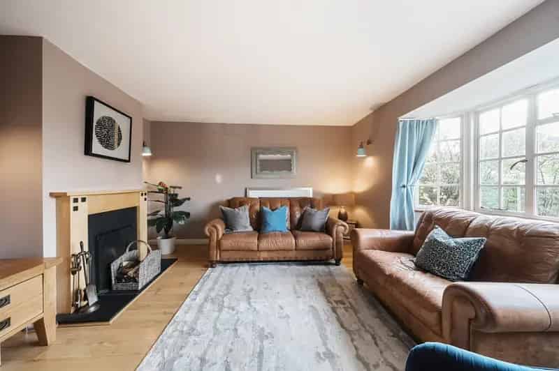 4 Bedroom Detached House Near Farnham Station