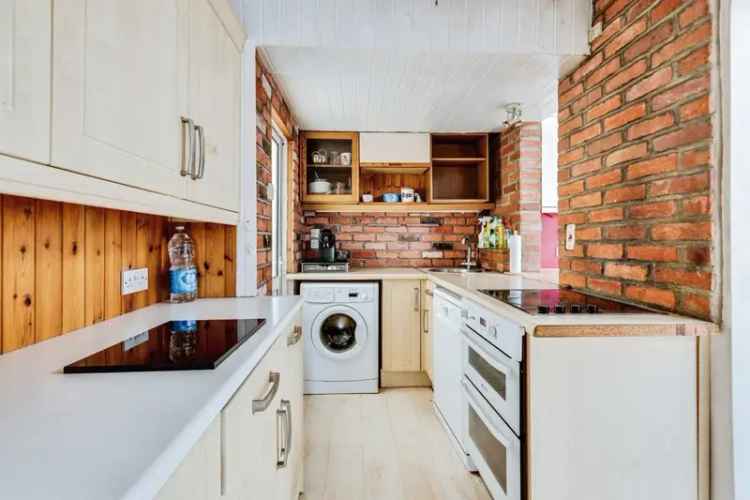4 Bed Family Home with Conservatory and Workshop