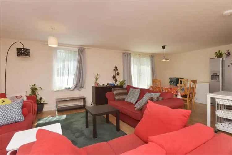 3 Bed Flat - First Floor with 1 Reception Room