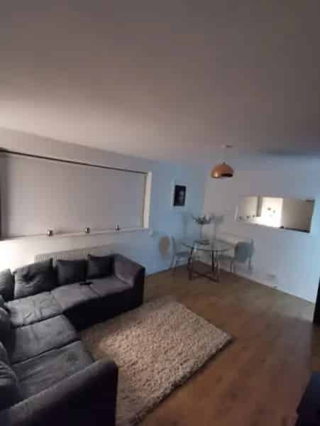 2 Bed Flat Near Transport Links