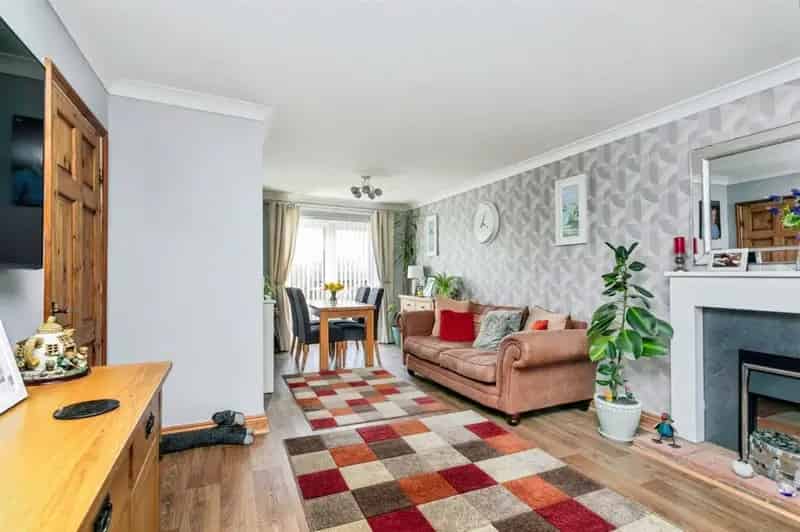 3 Bedroom Detached House with Driveway Parking and Conservatory