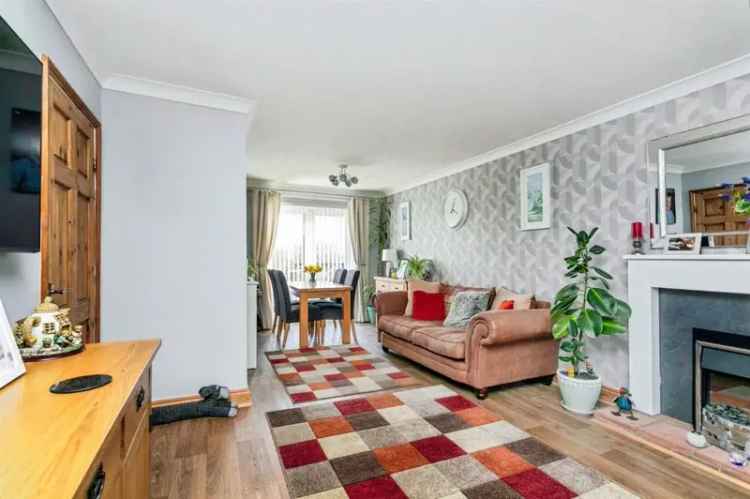 3 Bedroom Detached House with Driveway Parking and Conservatory