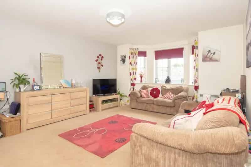 2 Double Bedroom Flat For Sale With Allocated Parking