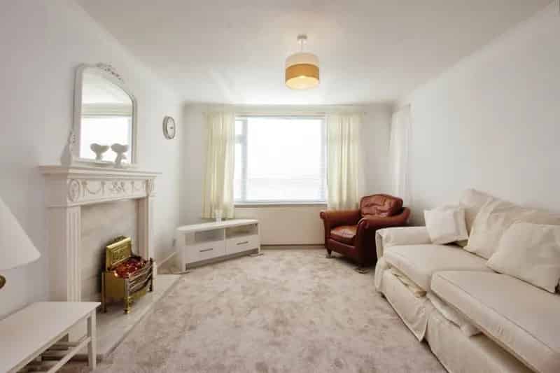 3 Bed Semi Detached House Greenwich Avenue